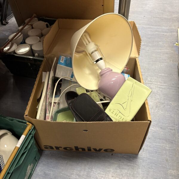 Overview of a mixed lot of vintage lamps and lighting components.