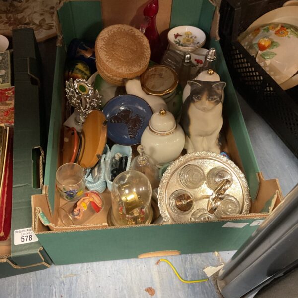 Mixed lot of vintage ceramics and silverplate ornaments and tableware.