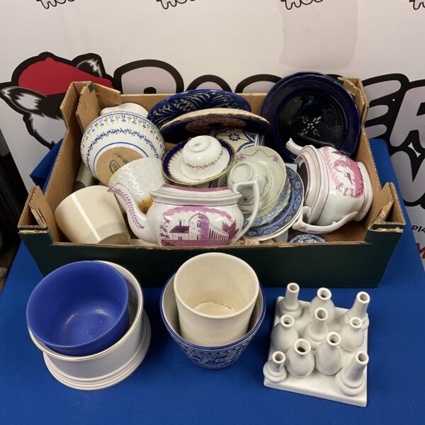 Overview of a mixed porcelain lot with teapots and plates.