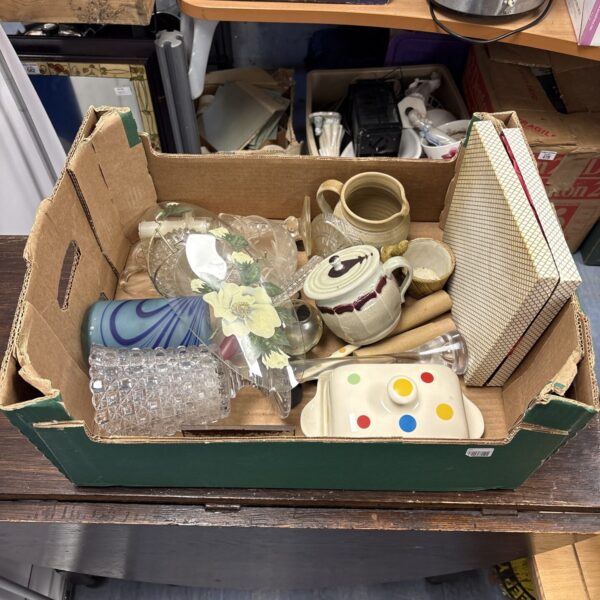Mixed lot of vintage pottery and glassware for collectors.