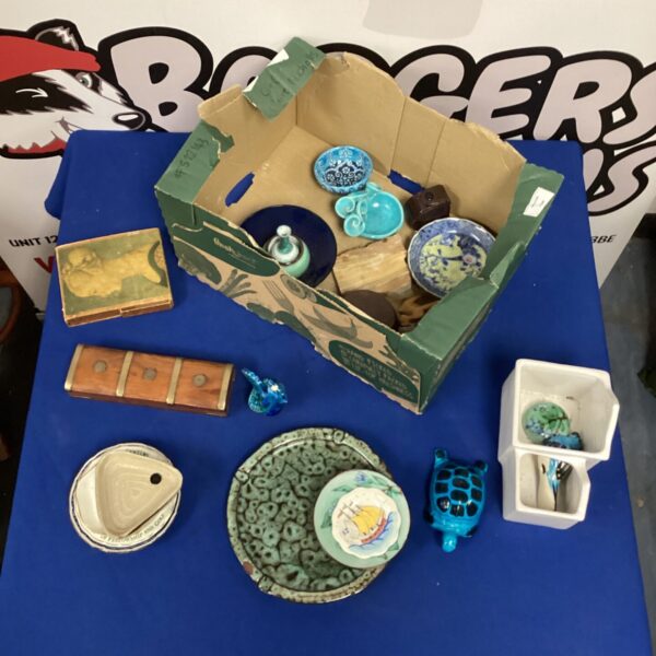 Mixed pottery and stoneware lot with colourful glazed ceramics.