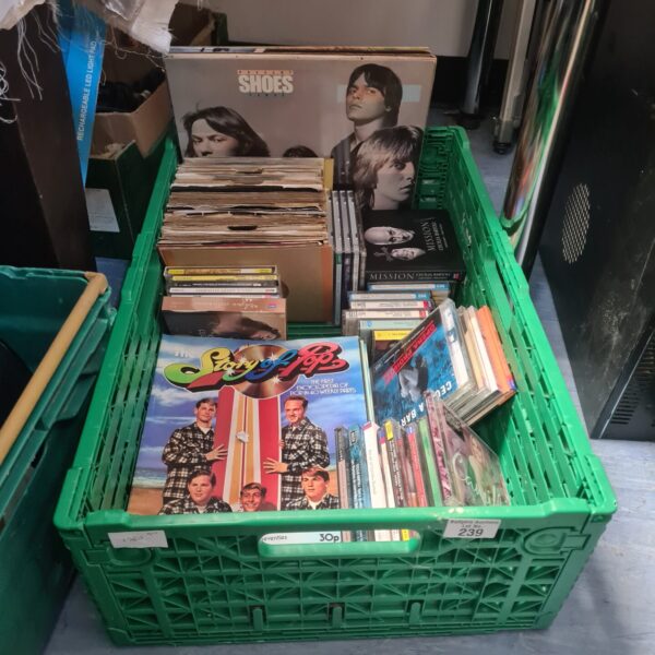 Mixed lot of vinyl records and CDs for collectors.
