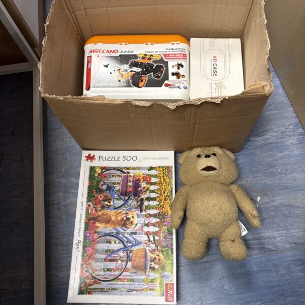 Mixed toy lot featuring Meccano and a soft teddy bear.