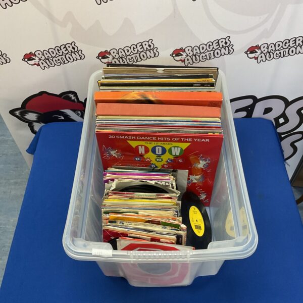 Mixed lot of vintage vinyl records for collectors.