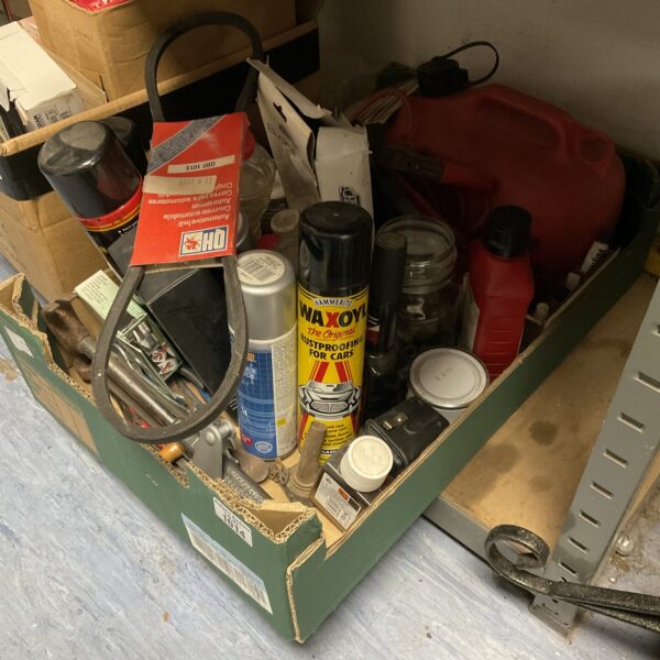 Tray of vintage motoring ephemera and automotive collectibles.