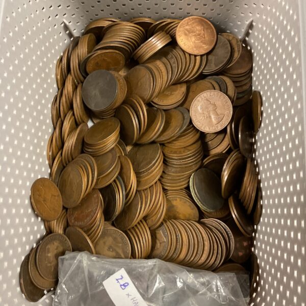 Large lot of vintage British pennies and half pennies for collectors.