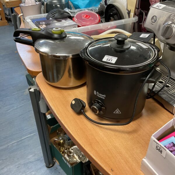 Black Russell Hobbs slow cooker for convenient kitchen cooking.