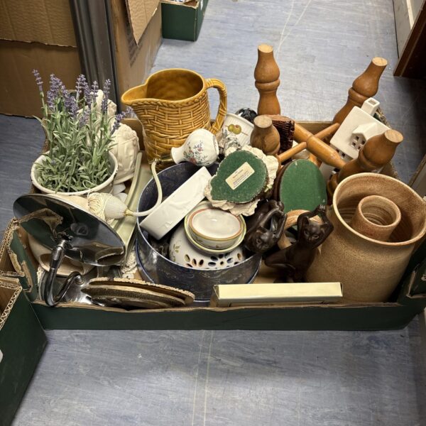 Mixed lot of vintage Shudehill cat ornaments and figurines.