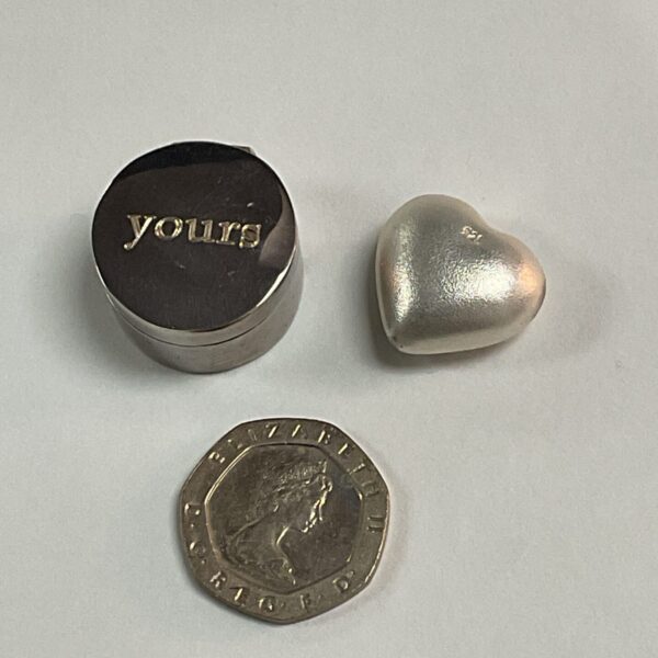 Silver heart pot and frosted pendant set, collectible silver jewellery.