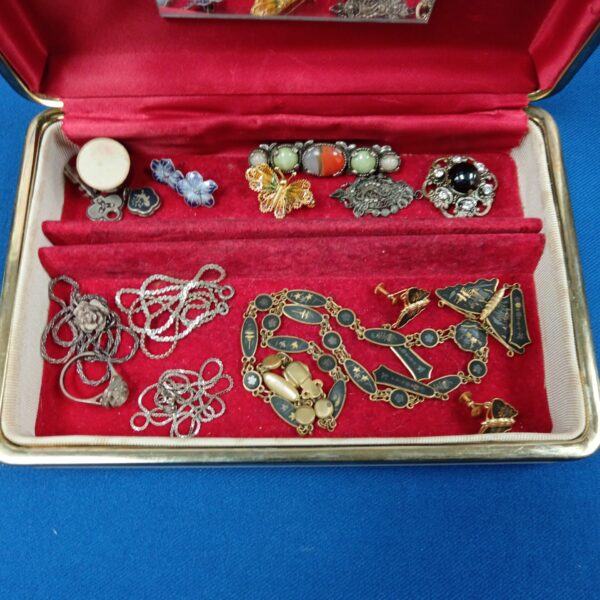Vintage silver jewellery lot with necklaces, brooches and a ring.