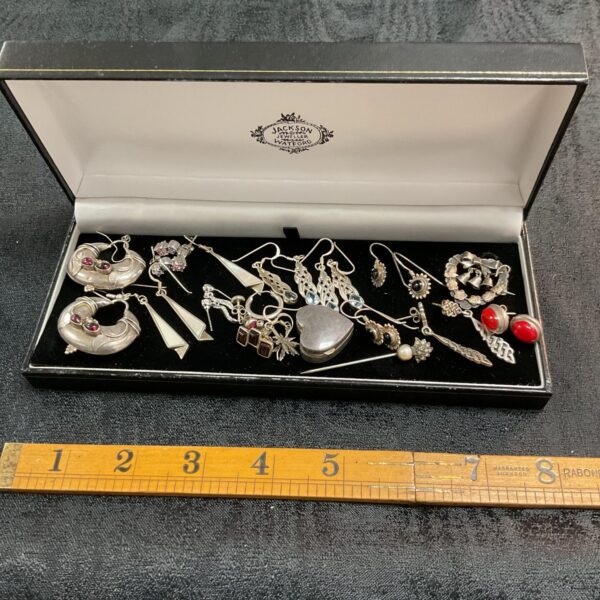 Mixed lot of vintage silver jewellery including pendants and brooches.