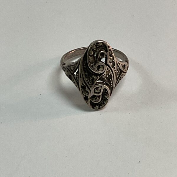 Vintage silver ring with marcasite stones, size P.
