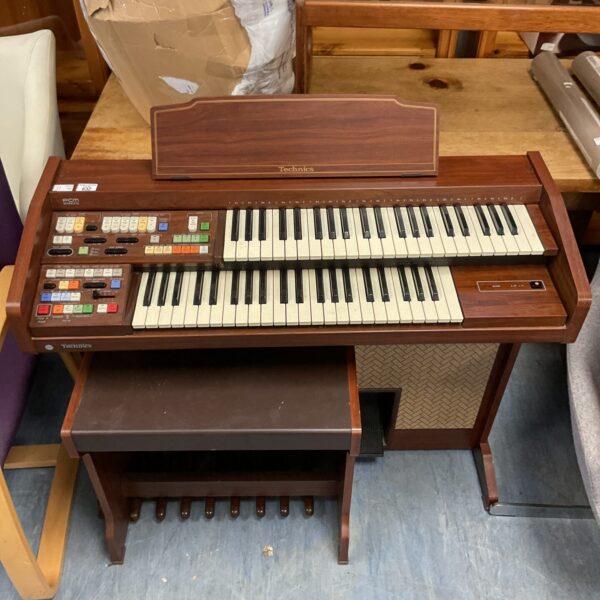 Front view of vintage Technics E11L electronic piano with wood finish.