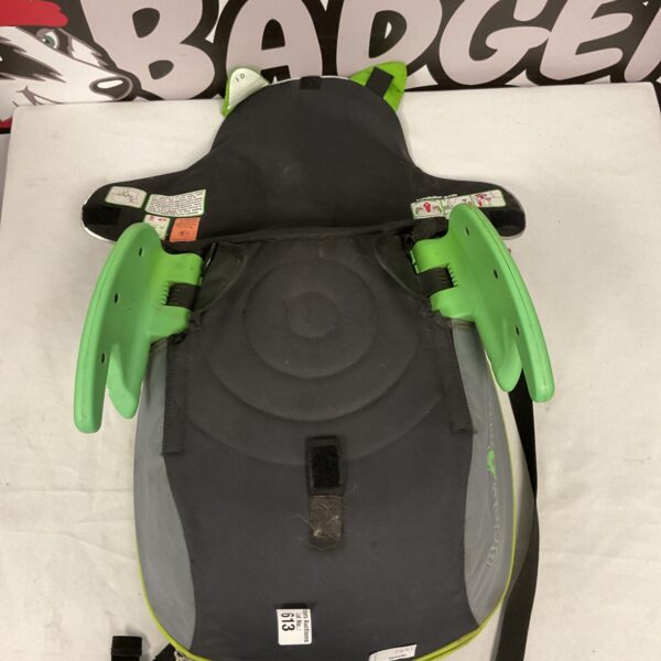 Blue Trunki BoostApack car seat for children.