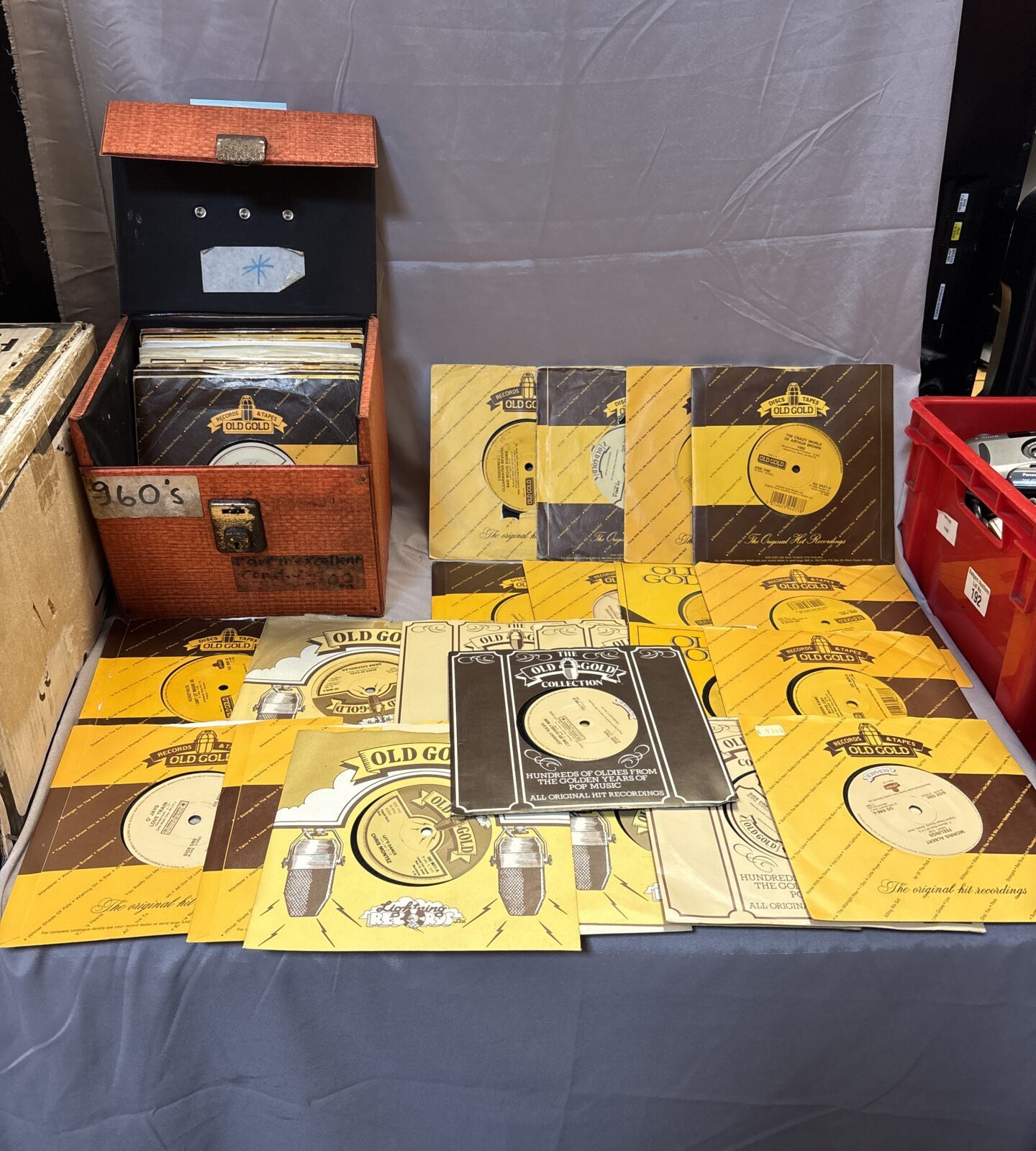Collection of old gold 7” records – Badgers Auctions