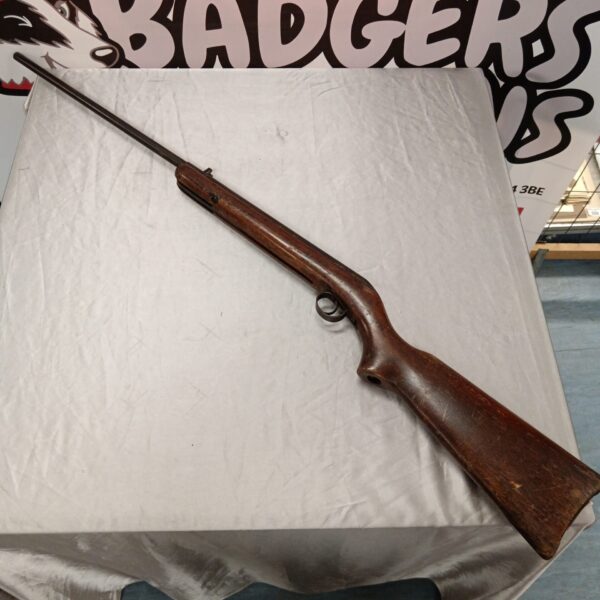 Vintage 1930s break barrel air rifle, model CC13682, in good condition.