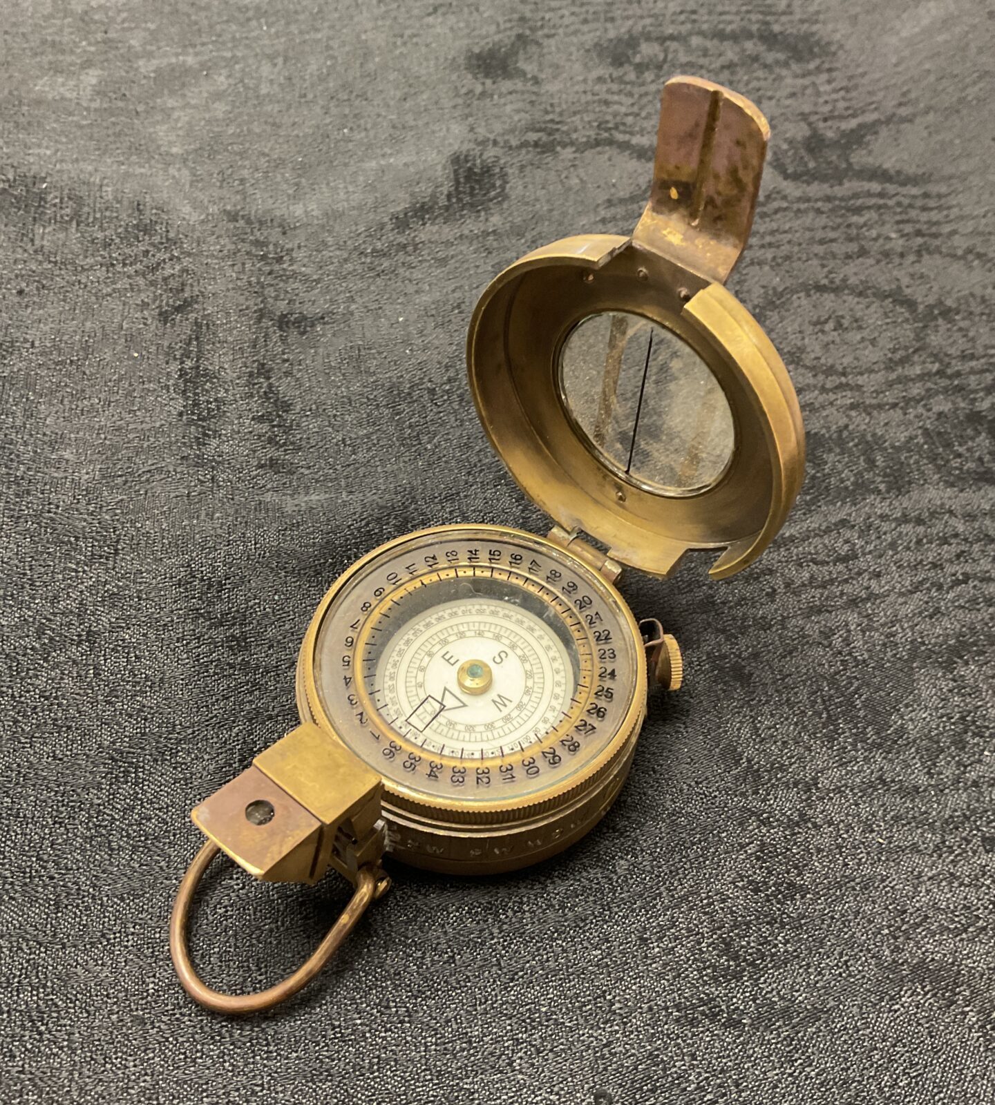 1943 T G&Co MkIll brass compass – Badgers Auctions