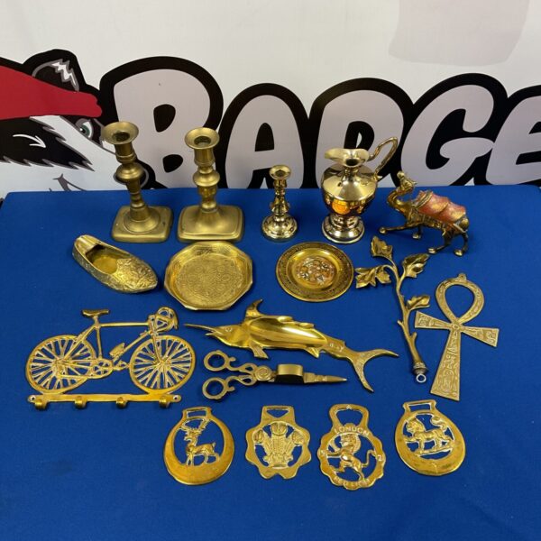 Vintage mixed lot of brassware including candlesticks and horse brasses.