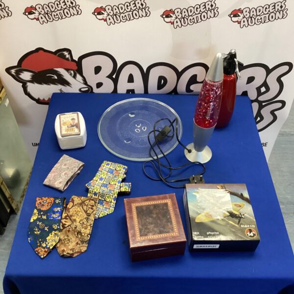 Vintage mixed lot with lava lamp and jewellery box.