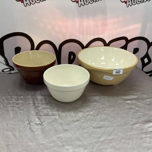 Lot of three vintage mixing bowls, including Mason & Cash.
