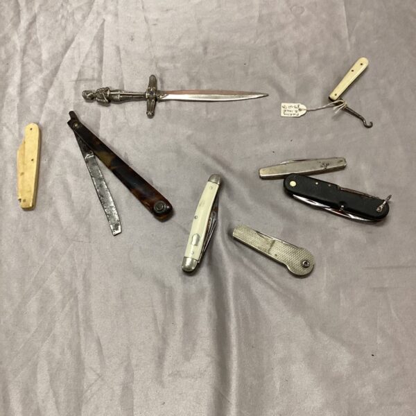 Vintage lot of pocket knives and tortoise shell razor.