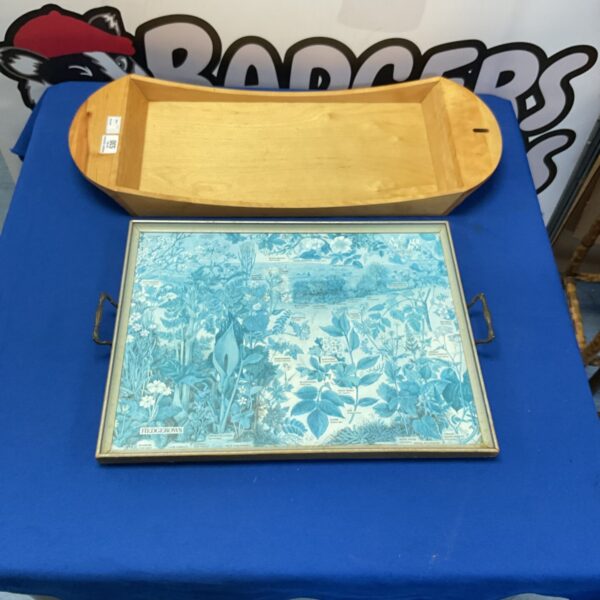Vintage metal serving trays, a set of two for home use.