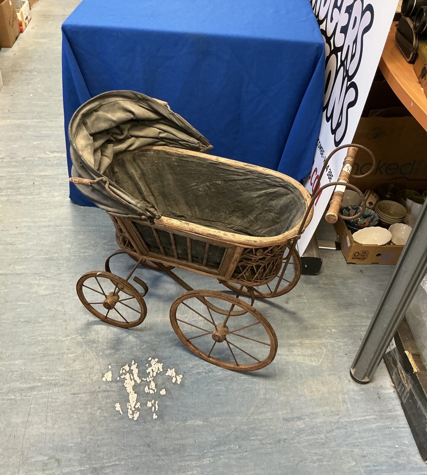 Vintage child’s toy pram – Badgers Auctions