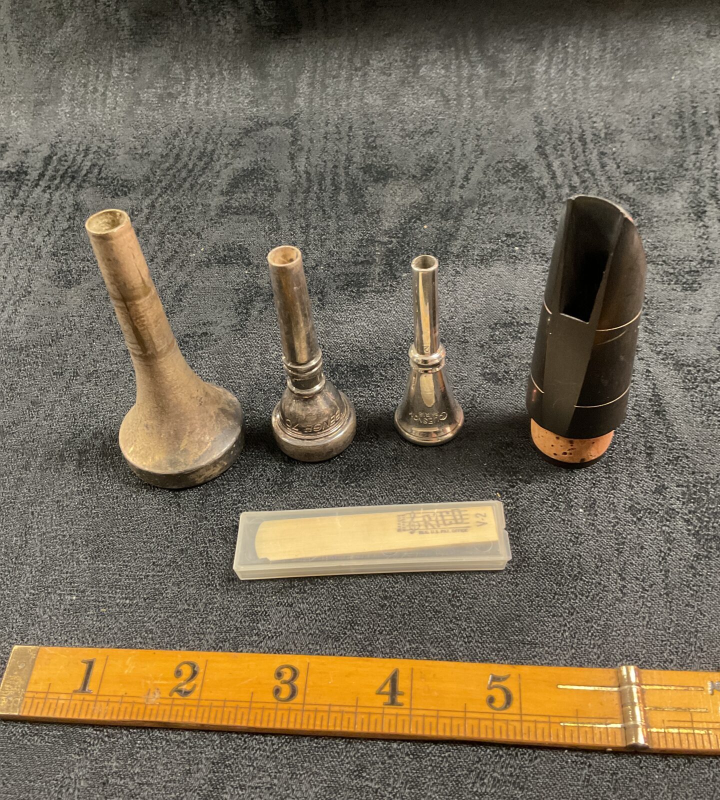 Wind Instruments Collection Collection of wind instrument mouthpieces – Badgers Auctions