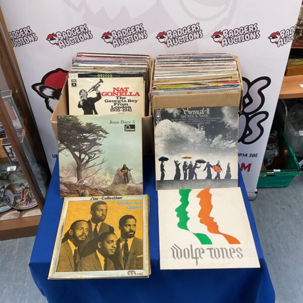 Lot of assorted vintage vinyl records for collectors.