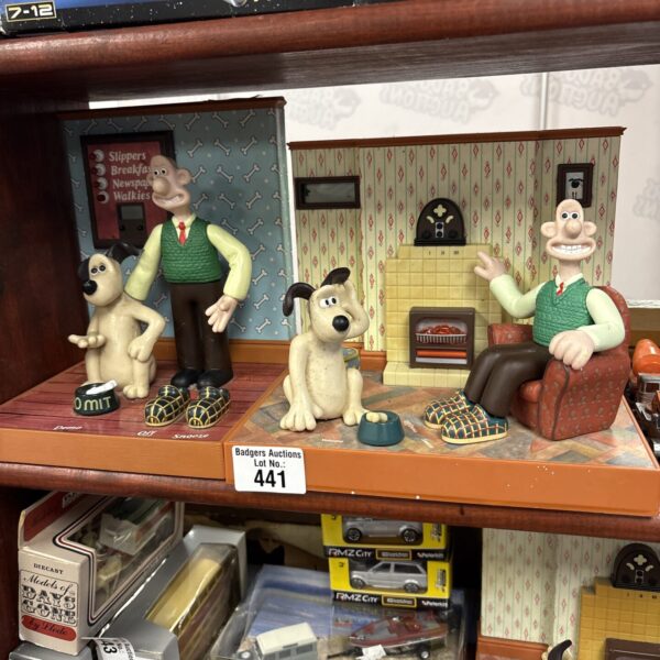 Vintage Wallace and Gromit Wesco alarm clock radio collectible.
