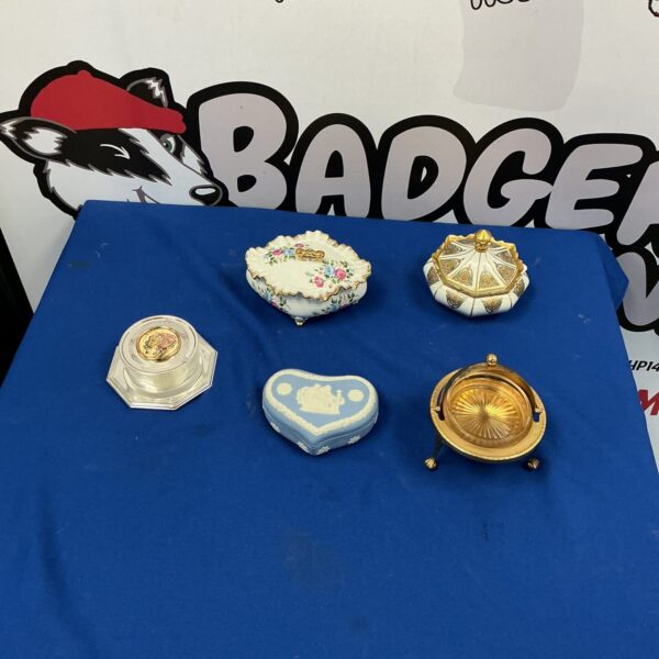 Delicate Wedgwood porcelain trinket box, a beautiful collectible.