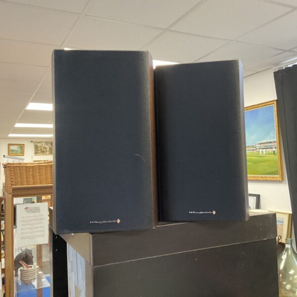 Pair of vintage Wharfedale Diamond 9.1 bookshelf speakers.