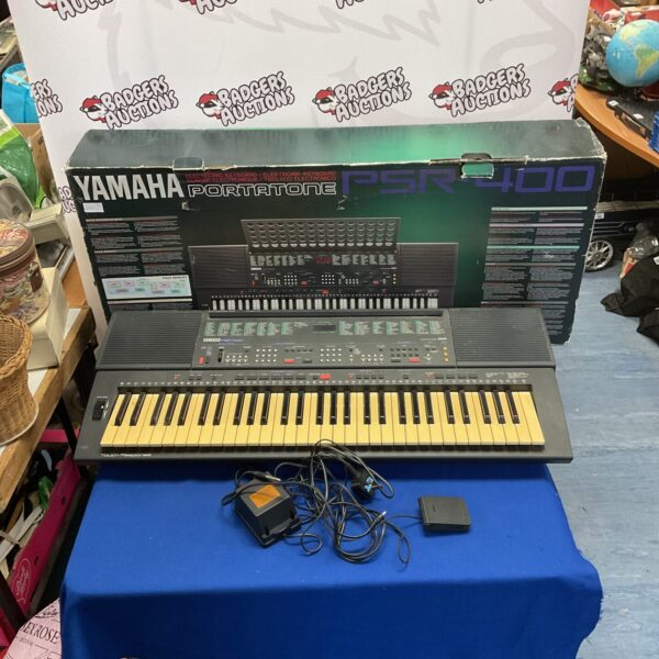 Vintage Yamaha Portatone PSR-400 keyboard in used condition.