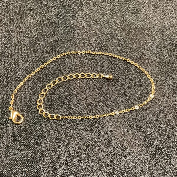 Delicate yellow gold bracelet with a fine link chain.