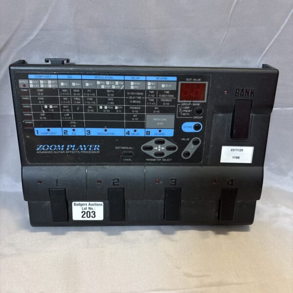 Vintage Zoom Player 2020 guitar effects processor with LCD screen.