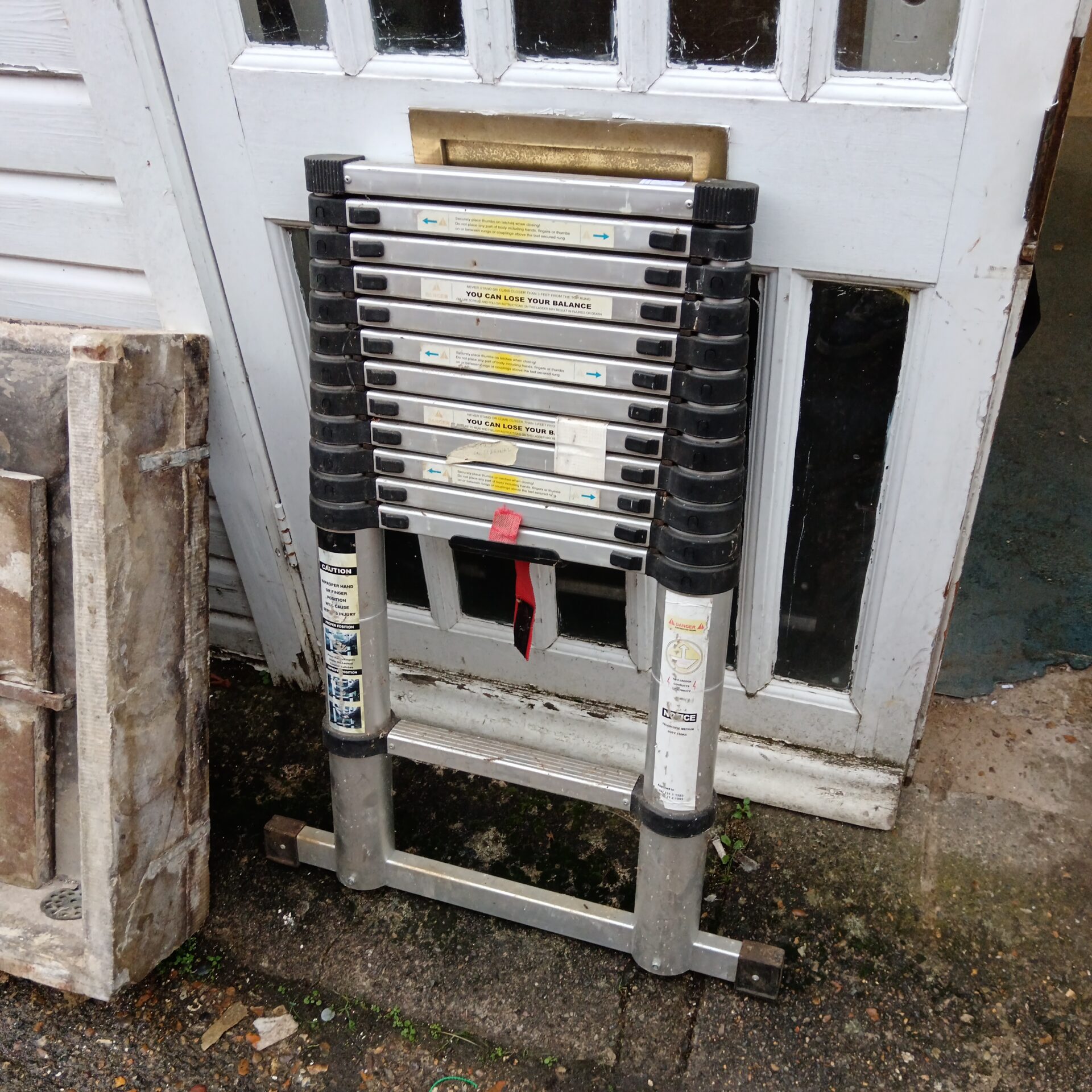 Extending aluminium ladder