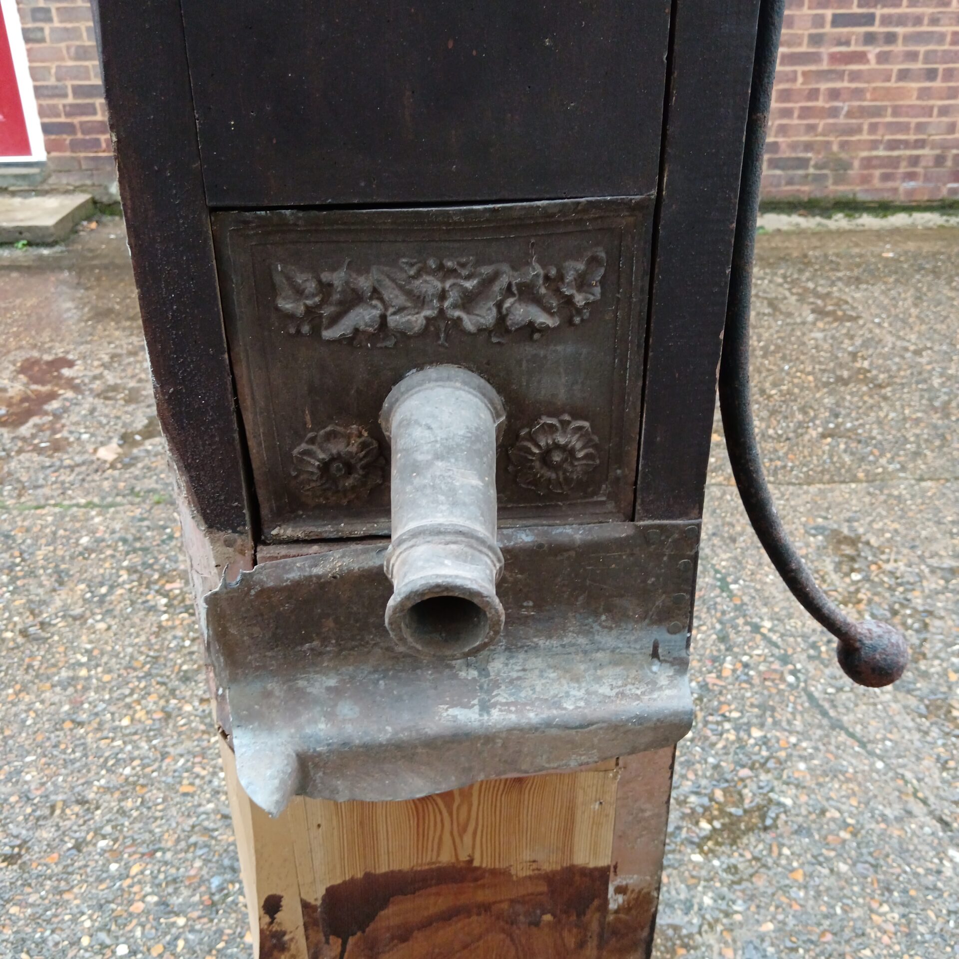 Antique hand cranked lead lined water pump - Image 2