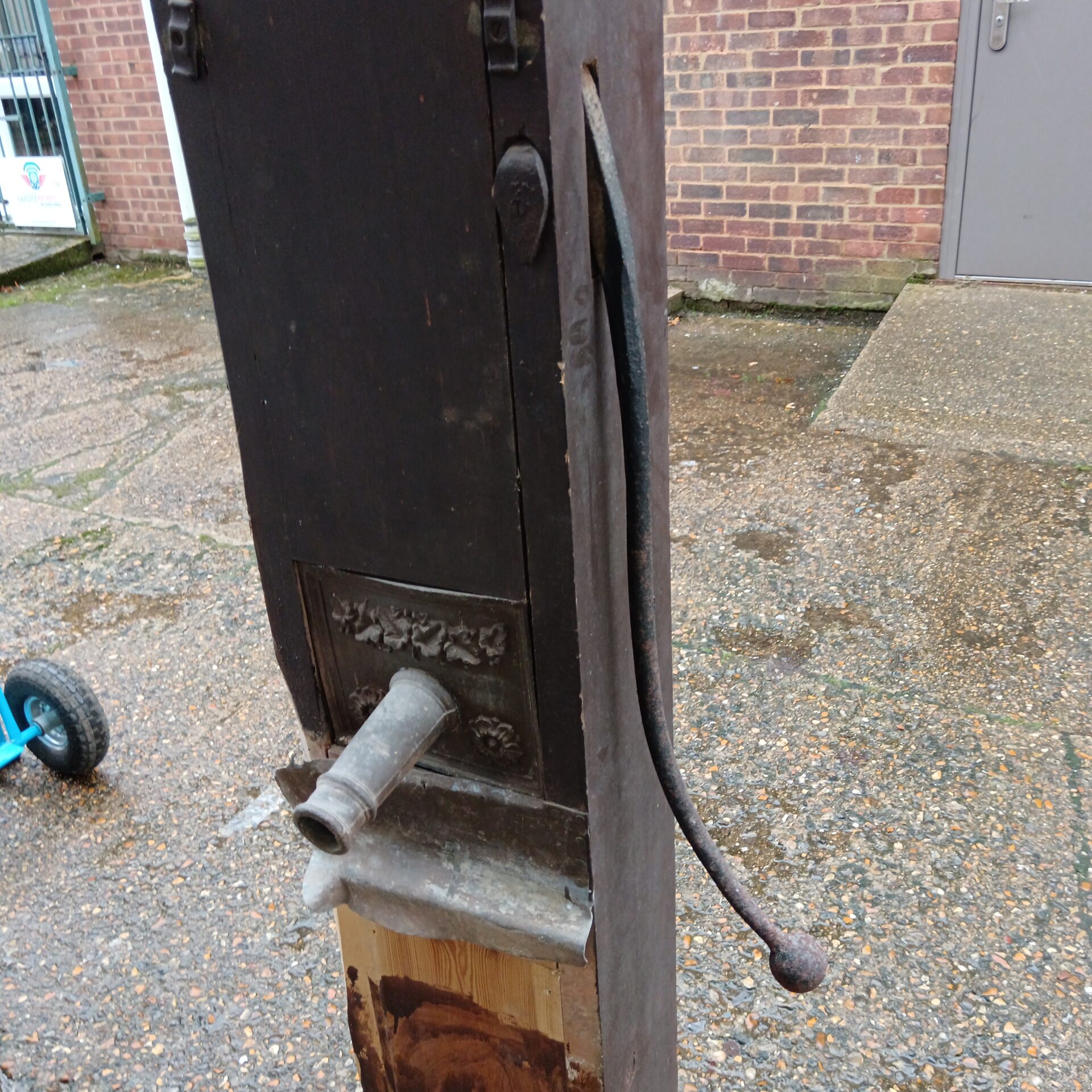 Antique hand cranked lead lined water pump - Image 3