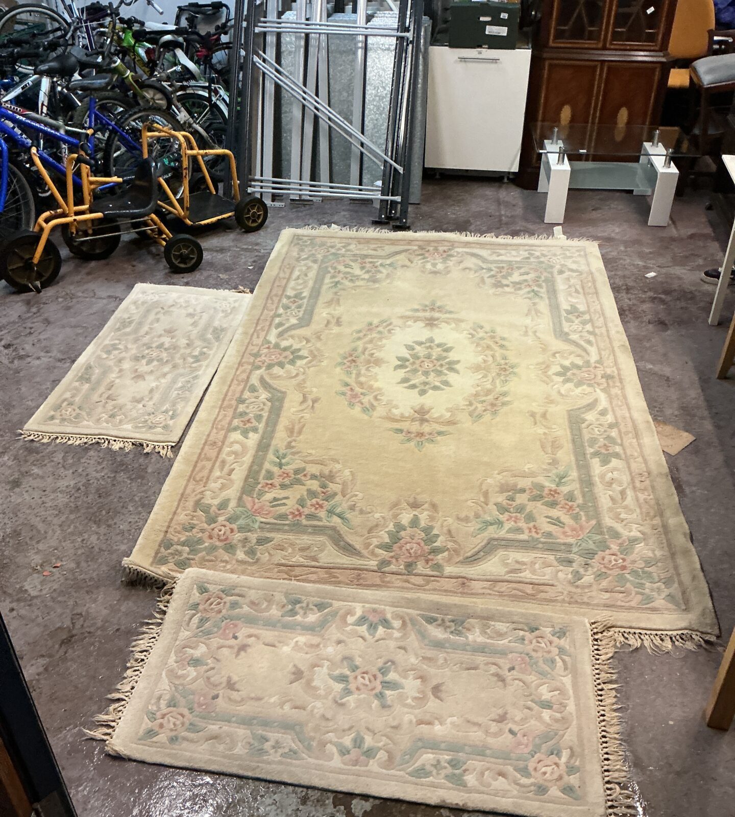 9x6 Rugs Beige Rug 9’x6’ plus two small rugs – Badgers Auctions