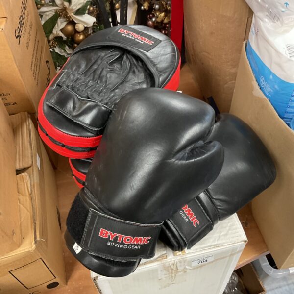 Bytomic 16oz boxing gloves, pre-owned sports equipment.