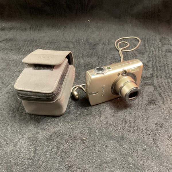 Canon IXUS 750 digital camera with case, vintage point and shoot.