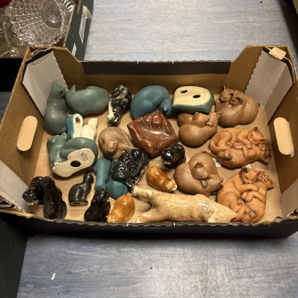 A mixed lot of vintage and collectible cat pottery and ceramics.