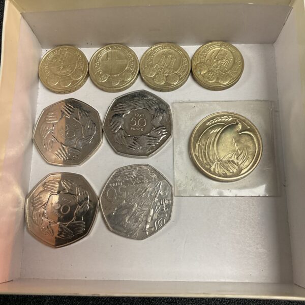 Lot of commemorative £1 coins for collectors.