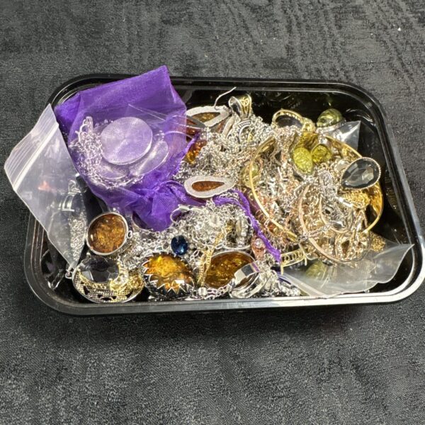 Assorted costume jewellery lot with necklaces and brooches.