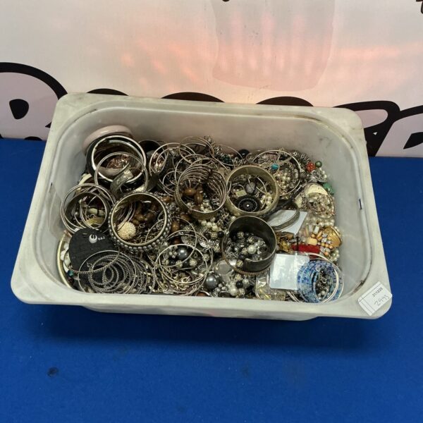 Mixed lot of vintage and fashion costume jewellery pieces.