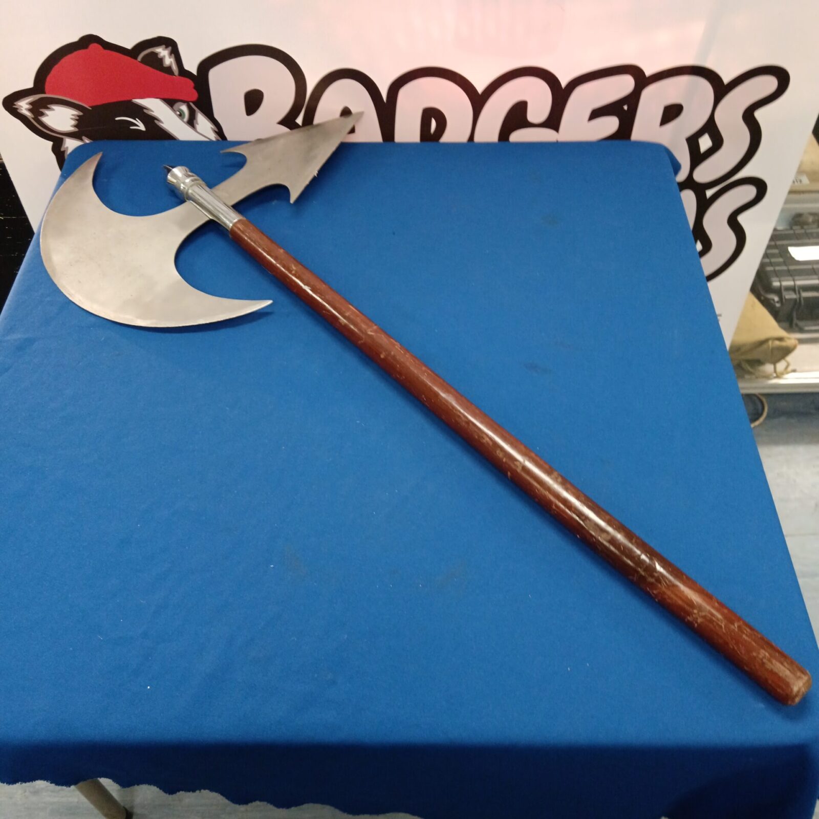 Large wall hanging axe – Badgers Auctions