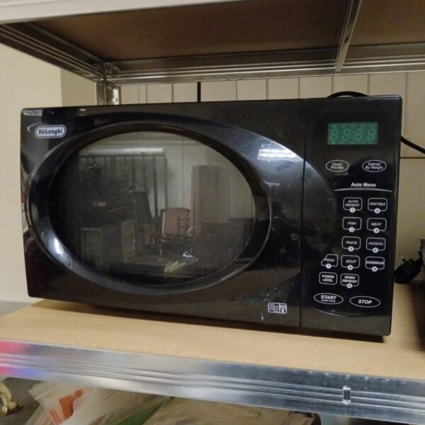 Black Delonghi 800w microwave oven, vintage kitchen appliance.