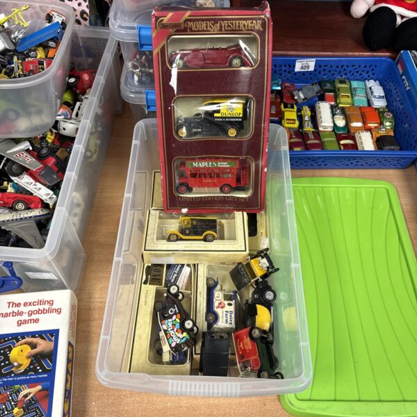 Mixed lot of vintage diecast model cars, including Models of Yesteryear.