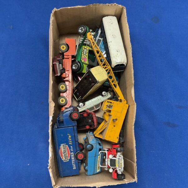 Mixed lot of vintage diecast model cars and vans.