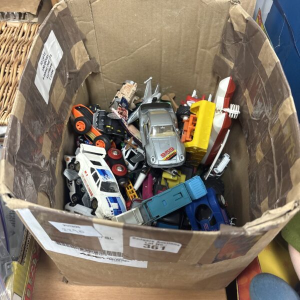 Mixed lot of vintage diecast toy cars and vehicles.